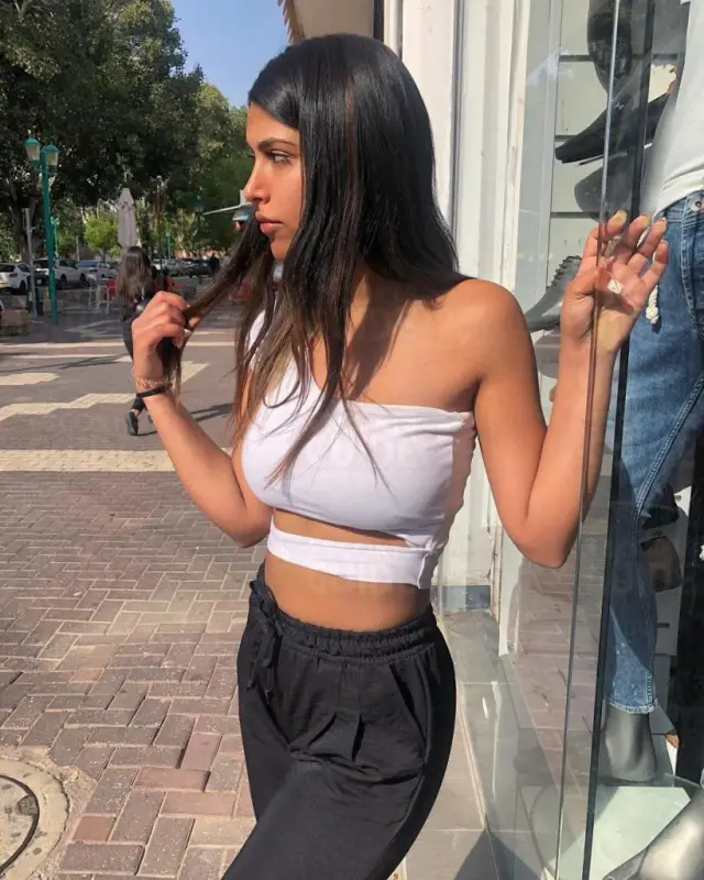TASTE MY JUICY KITTY-Busty Selena